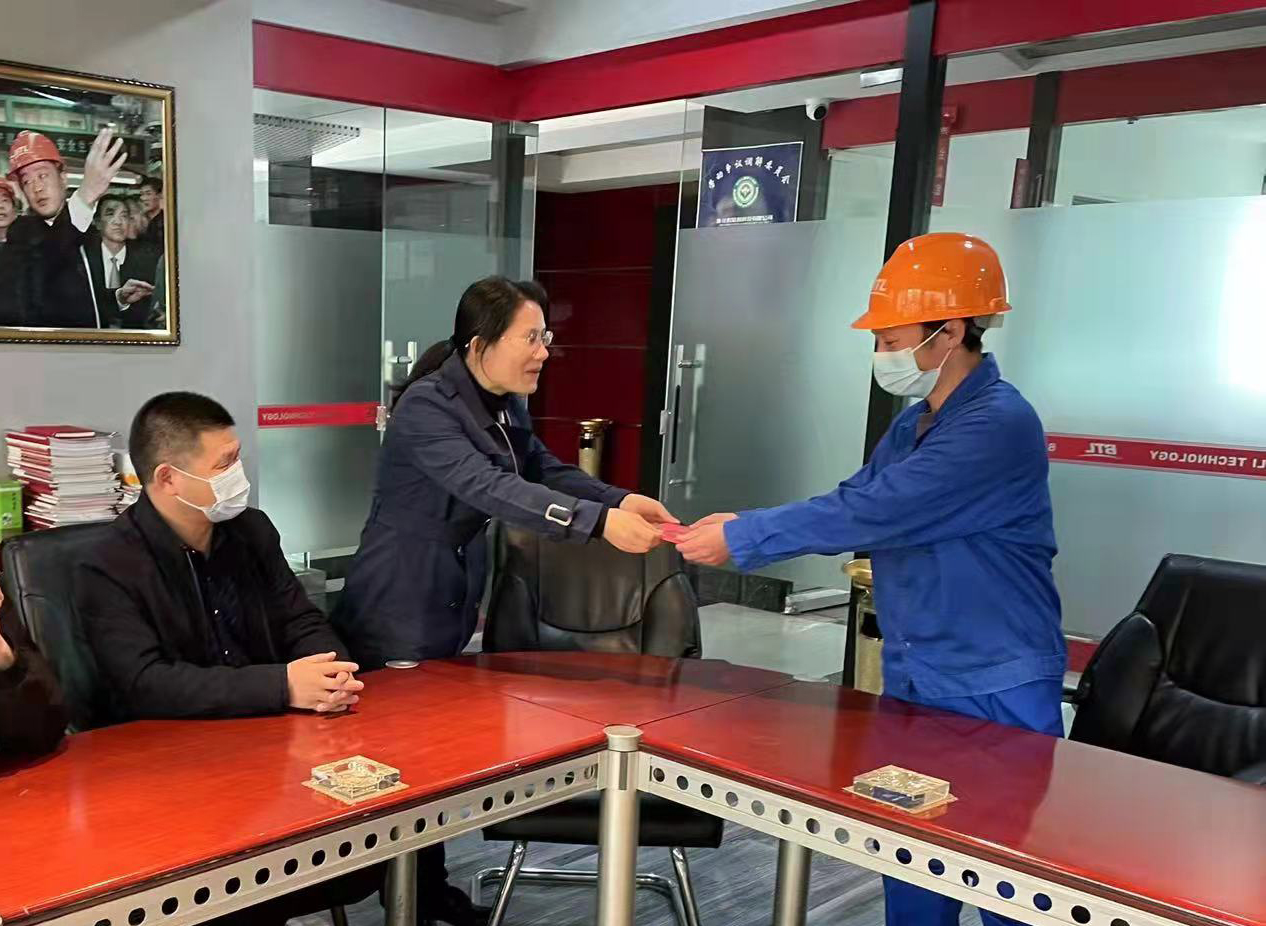 公司“红领驿站”慰问帮助困难员工