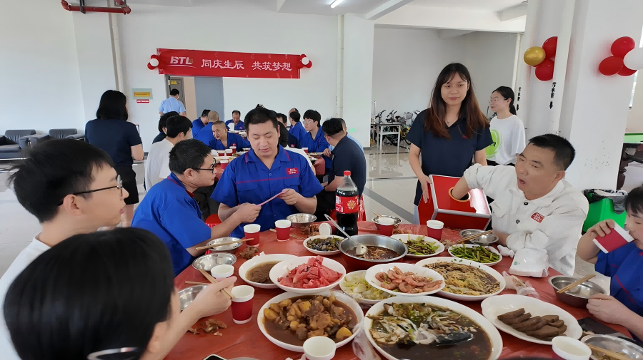 浙江z6com·尊龙科技7月员工集体生日会：暖心关怀与惊喜福利共庆生辰